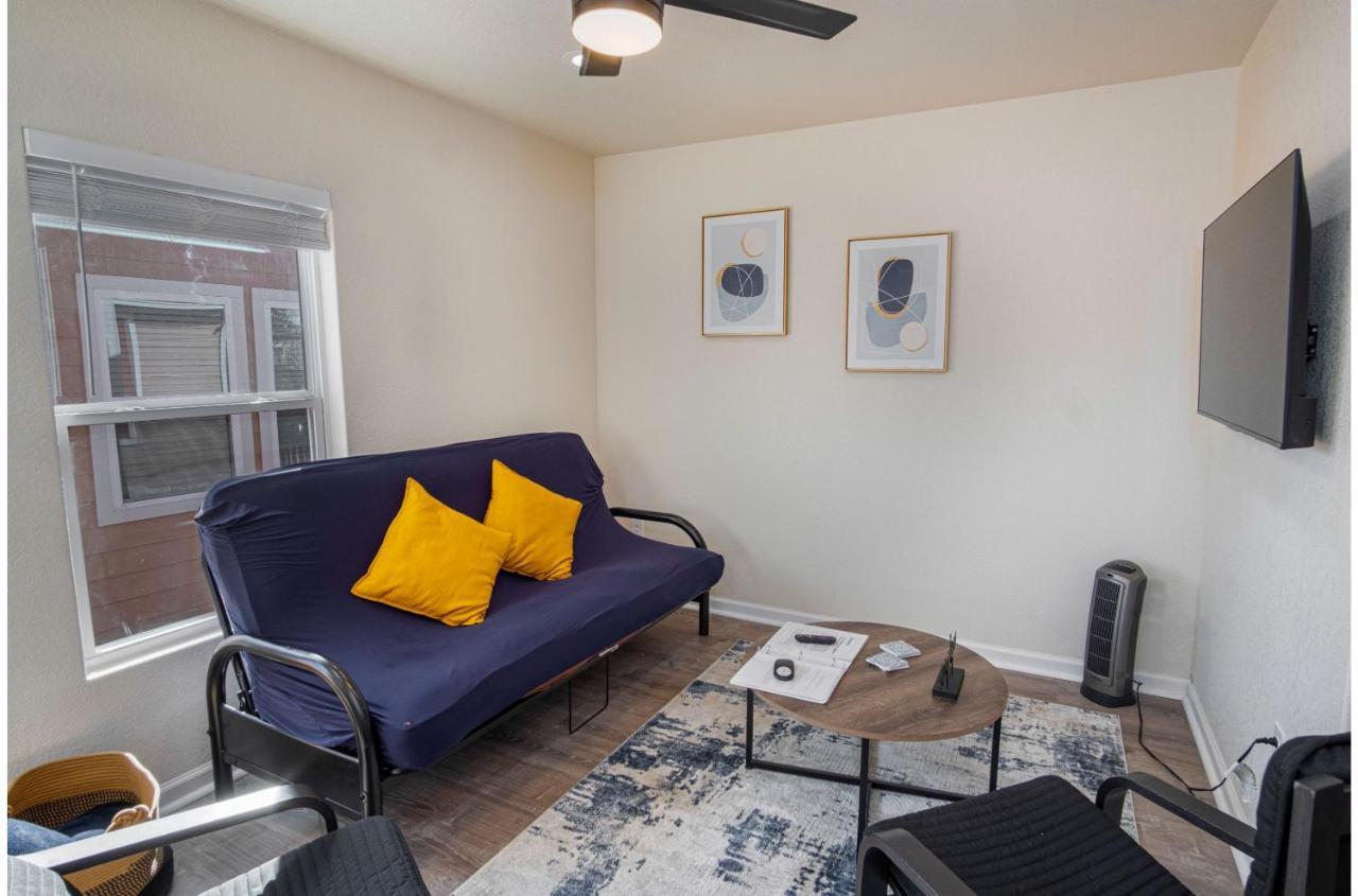 Adorable 2Br Guesthouse Close To Riverwalk And Dt San Antonio Room photo